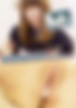 Soft allure holds the gaze. Taut anticipation leaves a warm trace.(1) front cover